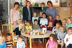 Freude über die nützlichen Küchenhelfer im Gesunden Kindergarten Ranshofen.
