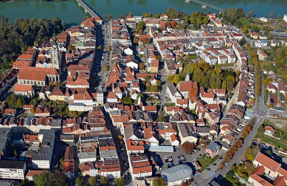 Luftansicht auf das Stadtzentrum von Braunau am Inn