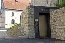 Automatik-Toilette am Kirchenplatz in Braunau am Inn
