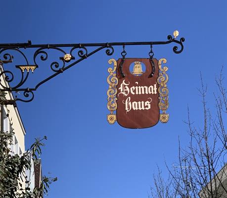Außenansicht mit Schild des Heimathauses Braunau