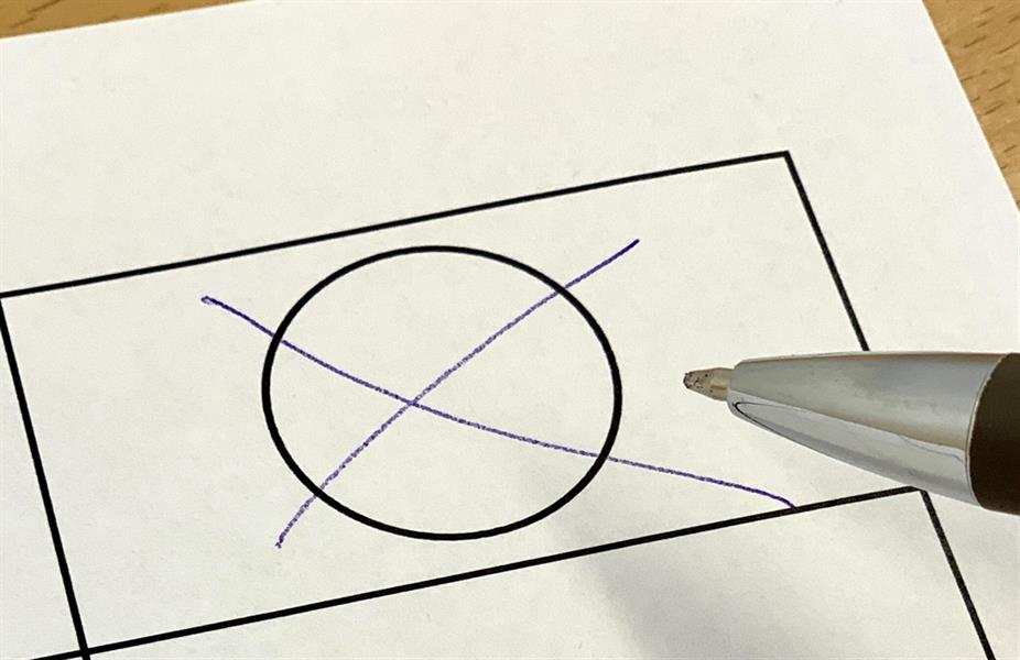 Ein angekreuzter Kreis auf einem Stimmzettel und die Spitze eines Kugelschreibers (Symbolbild)