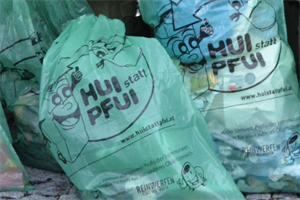 Grüne Müllsäcke mit der Aufschrift "Hui statt pfui"