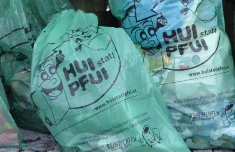 Grüne Müllsäcke mit der Aufschrift "Hui statt pfui"