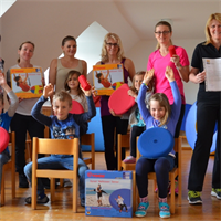 Sitzkissen und Massagebälle für gesundes Sitzen im Kindergarten Braunau-Stadt.