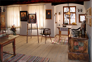 Hugo von Preen-Stube im Heimathaus Braunau mit Einrichtungsgegenständen und Gemälden