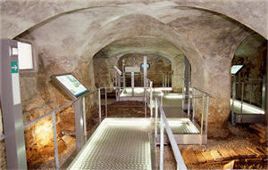 Rundgang durch das Gewölbe des historischen Vorderbades mit Schautafeln und Ausgrabungen