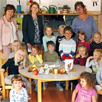 Freude über die nützlichen Küchenhelfer im Gesunden Kindergarten Ranshofen.