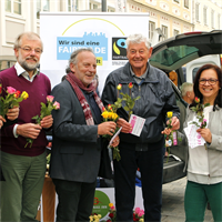 Der FAIRTRADE-Arbeitskreis Braunau verteilte fair gehandelte Rosen am Wochenmarkt und rief damit zur bewussten Kaufentscheidung für FAIRTRADE-Produkte auf.