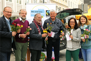 Der FAIRTRADE-Arbeitskreis Braunau verteilte fair gehandelte Rosen am Wochenmarkt und rief damit zur bewussten Kaufentscheidung für FAIRTRADE-Produkte auf.