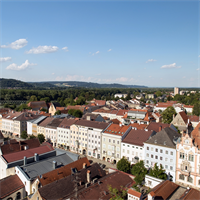 Blick auf den Braunauer Stadtplatz vom Turm der Stadtpfarrkirche St. Stephan