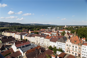 Blick auf den Braunauer Stadtplatz vom Turm der Stadtpfarrkirche St. Stephan