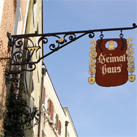 Außenansicht mit Schild des Heimathauses Braunau