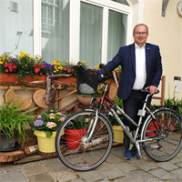 Bürgermeister Mag. Johannes Waidbacher ist in Braunau gerne mit dem Rad unterwegs.