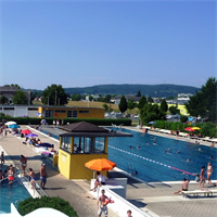 Erlebnisbereich und Sportbecken im Freibad Braunau