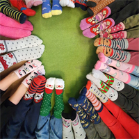Kinderfüße mit bunten Socken im Kreis (Symbolbild)