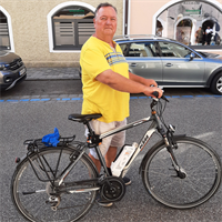 Verkehrsstadtrat Hubert Esterbauer fährt fast täglich mit seinem E-Bike.