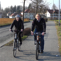 Gemeinderätin Elke Gapp, hier mit Gemeinderat Manfred Hackl, ist das ganze Jahr über mit dem Fahrrad unterwegs.