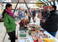 Informations- und Verkaufsstand am Braunauer Wochenmarkt zur EZA-Woche 2014