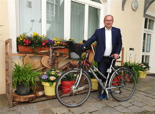 Bürgermeister Mag. Johannes Waidbacher ist in Braunau gerne mit dem Rad unterwegs.