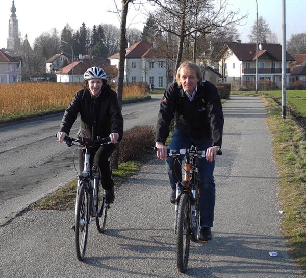 Gemeinderätin Elke Gapp, hier mit Gemeinderat Manfred Hackl, ist das ganze Jahr über mit dem Fahrrad unterwegs.